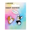 Набор значков "Oooo LA LA LA!" эмалированные, размер изделий: рыжий щенок 2,7x2,6 см, черный щенок 2,6x3,5 см, Oooo La La 2,6x1,4 см, на карточке 7,0x9,5 см с пластиковым пакетом 3